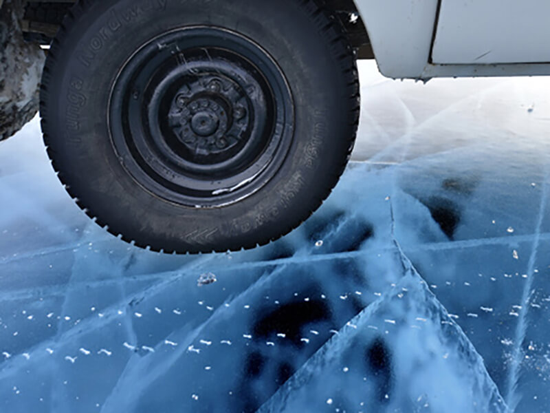 Фотография колеса внедорожника на льду