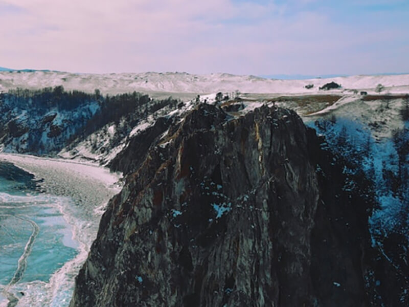 Фотография пейзажа озера Байкал со скалами