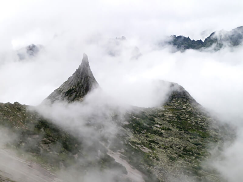 Фотография гор в тумане пейзажа Ергаки
